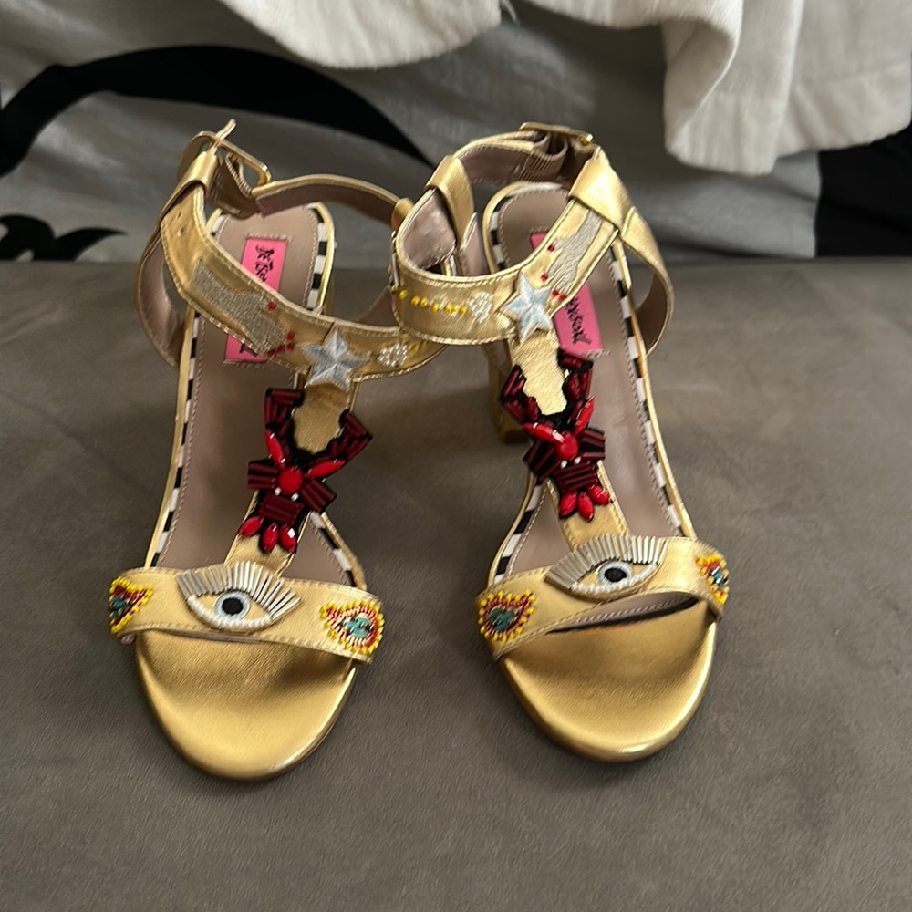 GOLD HEELS- NWOT